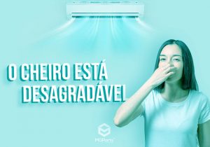 Mulher tampando o nariz na frente e o ar condicionado soltando mal cheiro ao fundo