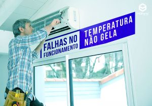 Técnico fazendo manutenção no ar condicionado em cima de uma escada