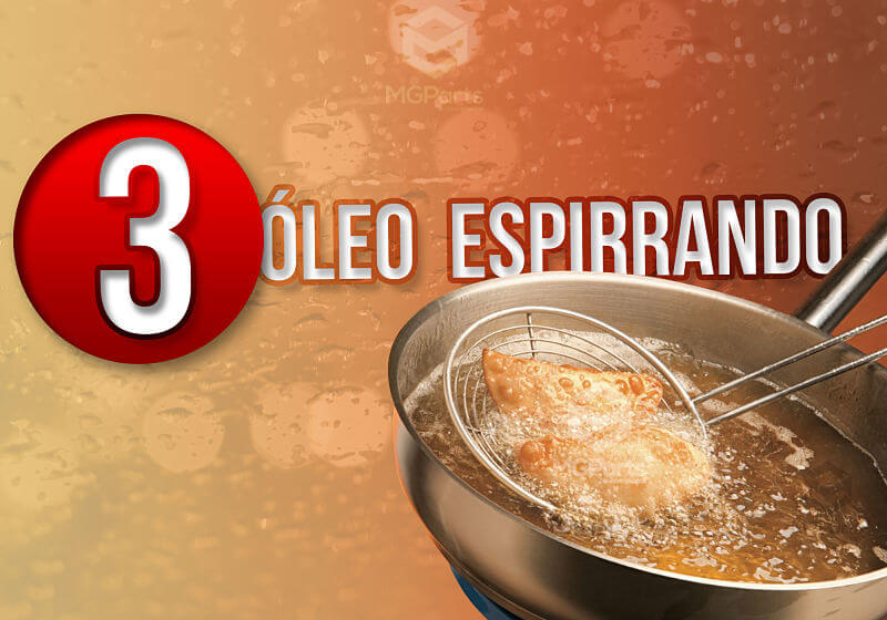 Uma panela fritando pastéis.