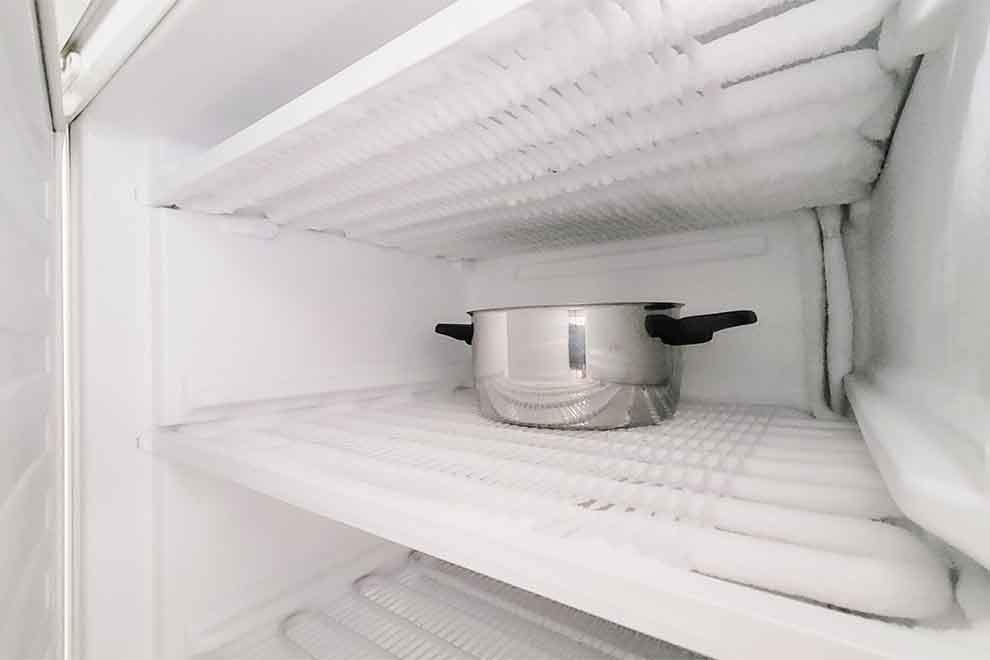 freezer de geladeira com panela dentro