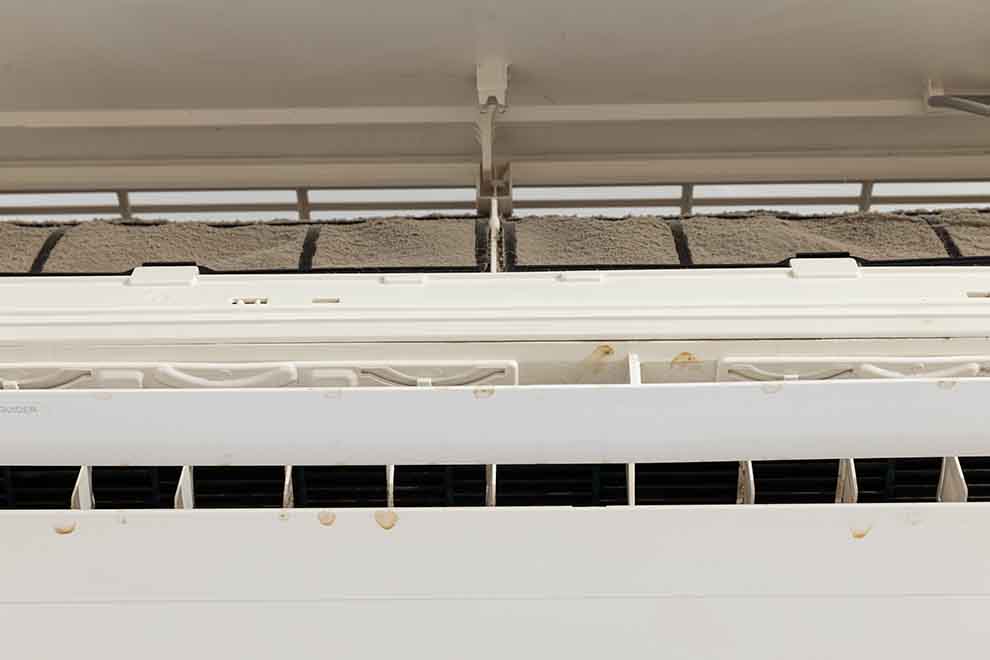 fungo fungo no ar condicionado em uma parede branca em uma sala