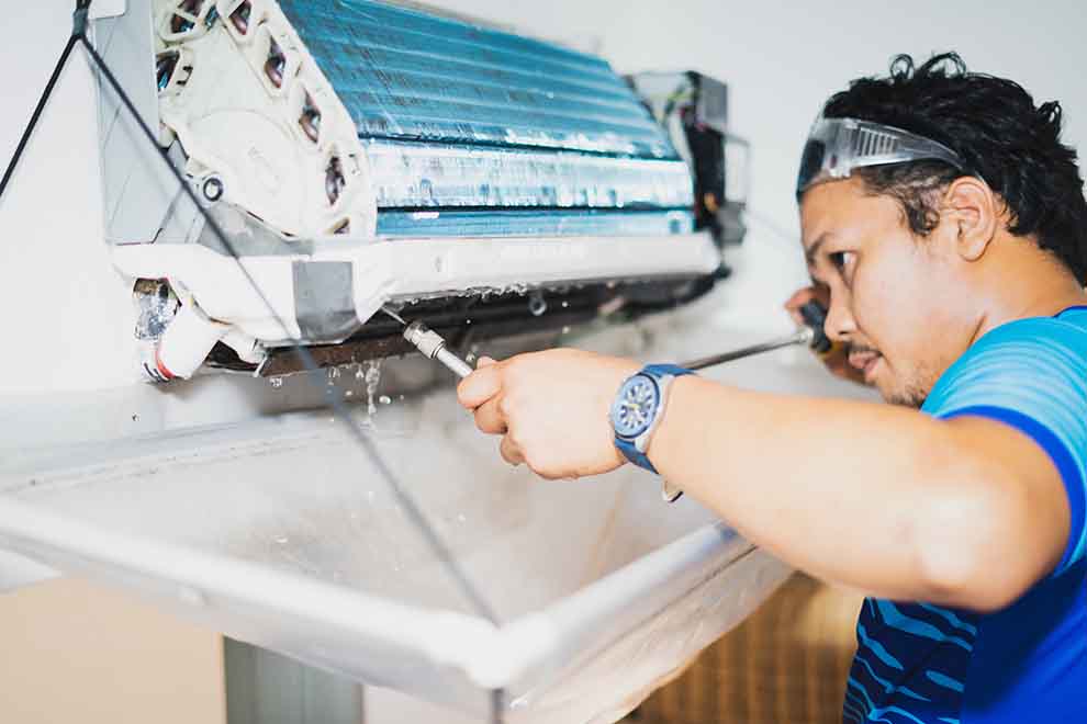 limpeza do ar condicionado tecnico limpando o ar condicionado de uma casa