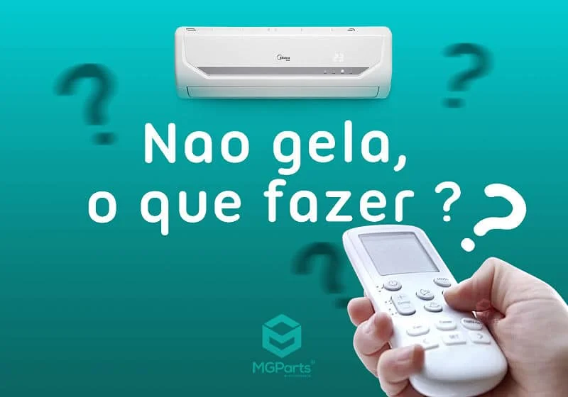 Mão segurando controle de ar condicionado com ele ao fundo