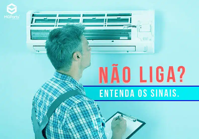 Foto de técnico olhando para o ar condicionado aberto com uma prancheta na mão