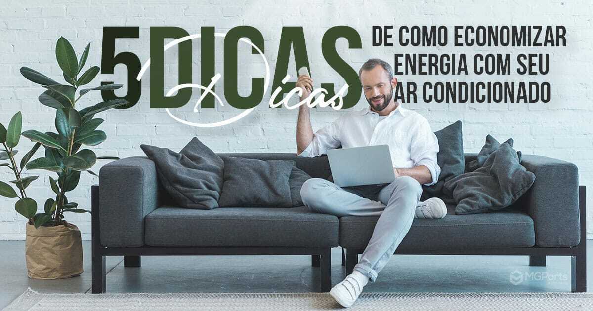 Home sentando em um sofá com um notebook no colo