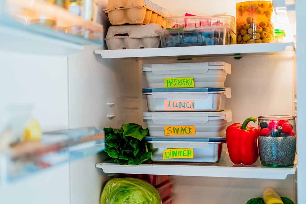 Geladeira organizada com alimentos e refeições