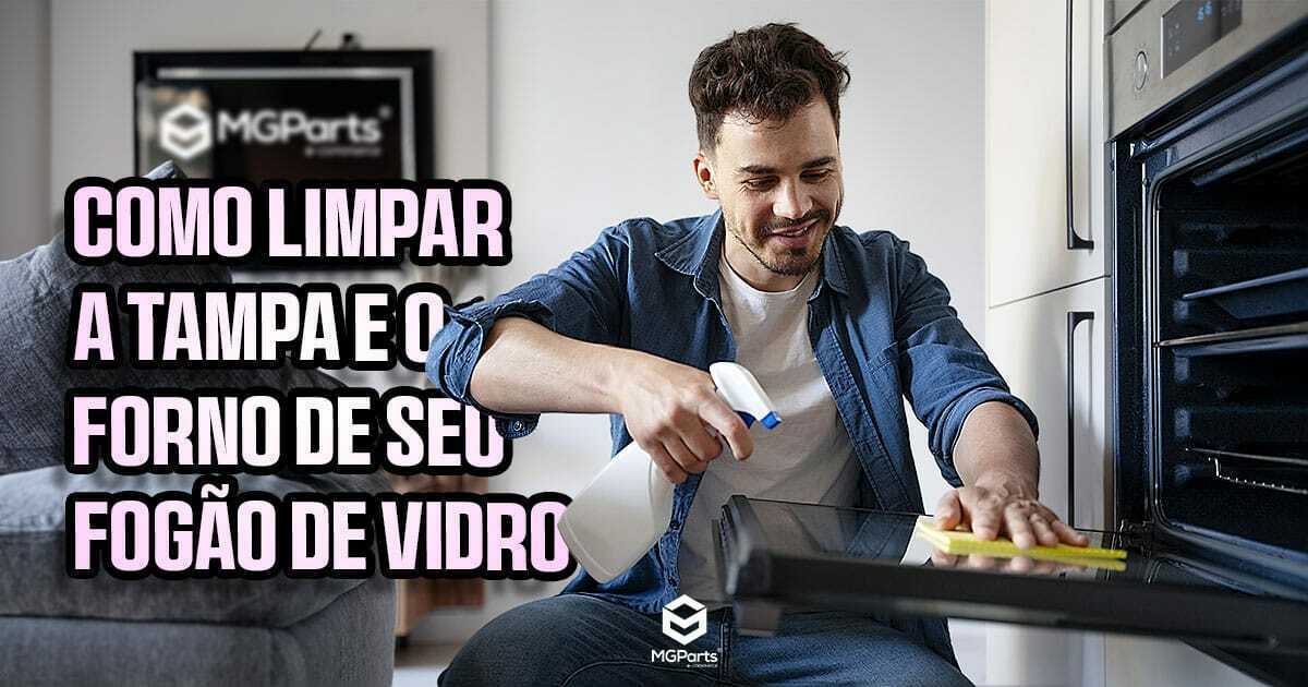 Home limpando o vidro do fogão