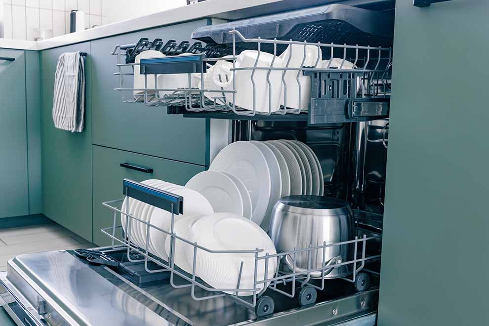 Lava-louças com pratos e utensílios organizados