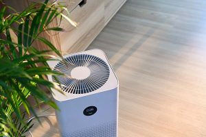 Purificador de ar moderno em ambiente interno