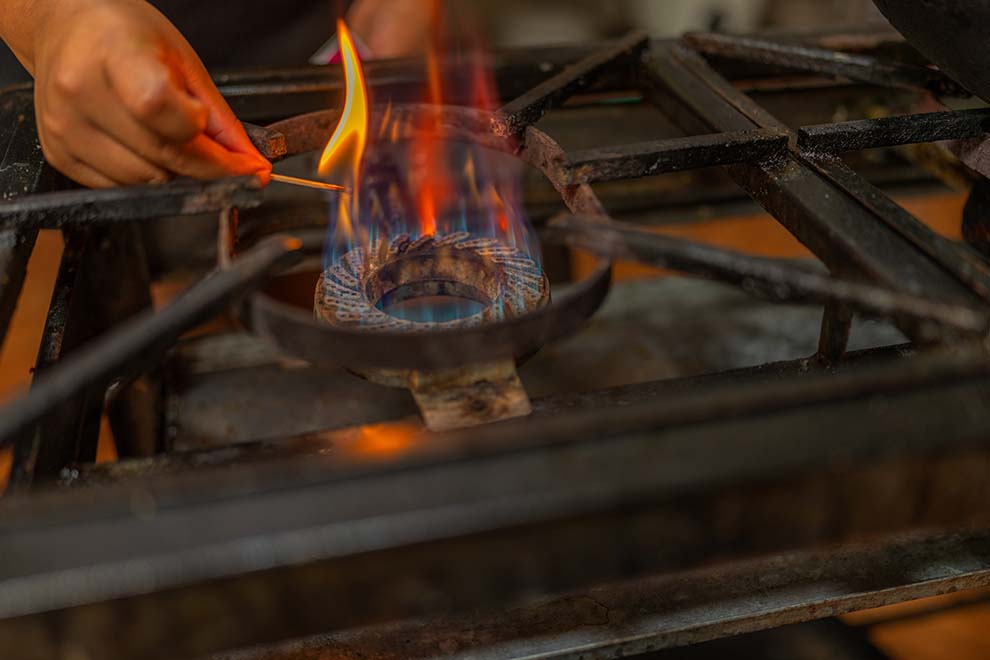 Acendendo fogo em um fogão de cozinha