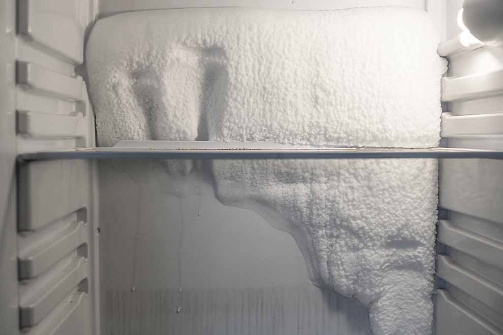 Gelo acumulado dentro de um refrigerador