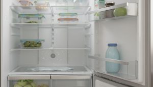Interior de uma geladeira organizada com alimentos e recipientes